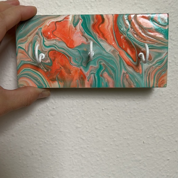 Marble painted wall hanger - Picture 4 of 8
